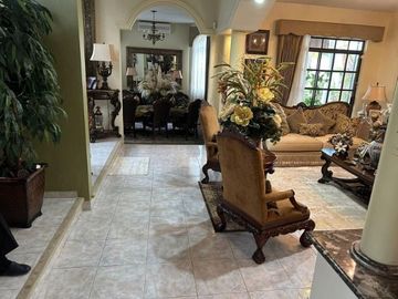!HERMOSA RESIDENCIA DE DOS PLANTAS EN ESQUINA ZONA DORADA DE TAMPICO!!