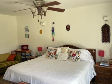 Residencia contemporánea en privada con alberca, jardín y bungalow independiente en Cuernavaca
