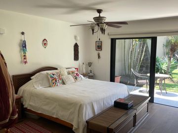 Residencia contemporánea en privada con alberca, jardín y bungalow independiente en Cuernavaca