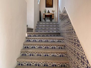 Residencia contemporánea en privada con alberca, jardín y bungalow independiente en Cuernavaca