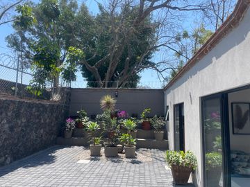 Residencia contemporánea en privada con alberca, jardín y bungalow independiente en Cuernavaca
