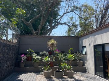 Residencia contemporánea en privada con alberca, jardín y bungalow independiente en Cuernavaca