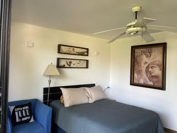 Residencia contemporánea en privada con alberca, jardín y bungalow independiente en Cuernavaca