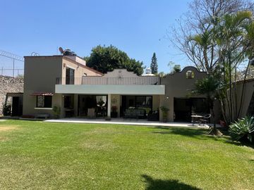 Residencia contemporánea en privada con alberca, jardín y bungalow independiente en Cuernavaca