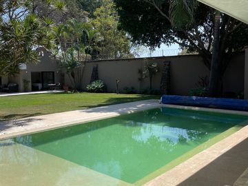 Residencia contemporánea en privada con alberca, jardín y bungalow independiente en Cuernavaca