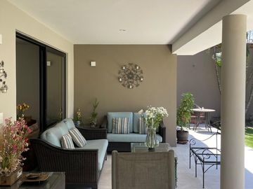 Residencia contemporánea en privada con alberca, jardín y bungalow independiente en Cuernavaca