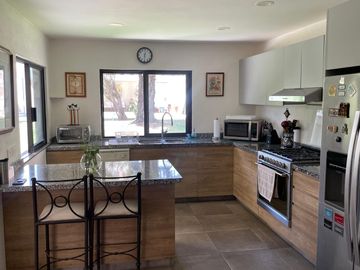 Residencia contemporánea en privada con alberca, jardín y bungalow independiente en Cuernavaca