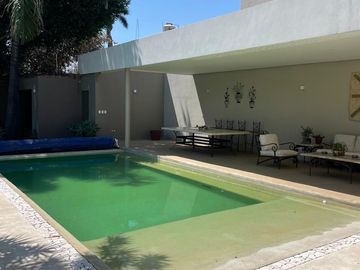 Residencia contemporánea en privada con alberca, jardín y bungalow independiente en Cuernavaca