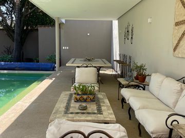 Residencia contemporánea en privada con alberca, jardín y bungalow independiente en Cuernavaca
