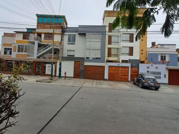 OCASION VENDO DPTO. TRIPLEX + AIRES + ESTACIONAMIENTO SAN ROQUE SURCO