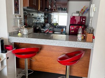 Se vende por viaje departamento 2 d, 2 baños, edifico full