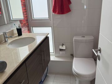 Se vende por viaje departamento 2 d, 2 baños, edifico full
