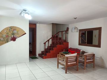 Casa de 3 pisos Y 2 departamentos frente a parque