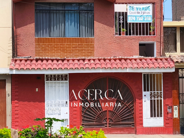Casa de 3 pisos Y 2 departamentos frente a parque