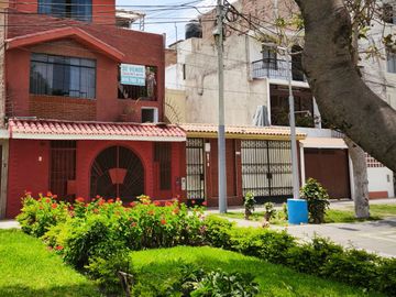 Casa de 3 pisos Y 2 departamentos frente a parque