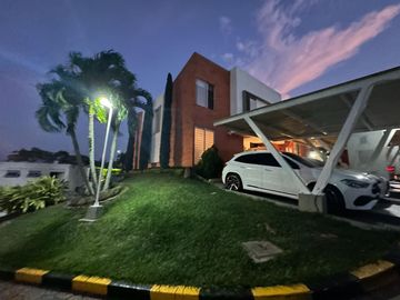 Venta Hermosa Casa Amoblada en Altos de Guadalupe, Cali