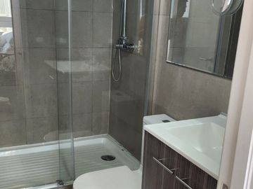Se vende por traslado departamento 1 d, estacionamiento, edificio full