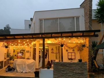 VENDO CASA URBANIZACIÓN TANDA NAYÓN QUITO