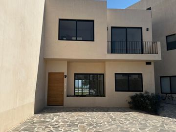 Casa Lake front en venta en El Encanto en Chapala
