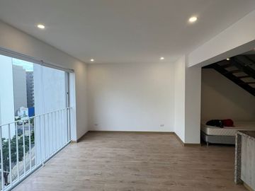 Vive con estilo en moderno departamento dúplex vista exterior en Miraflores