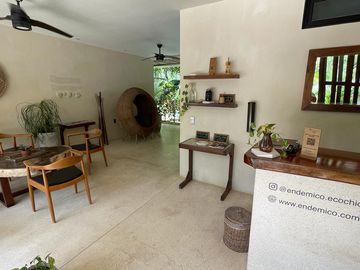 Depa 2 recs amueblado y decorado en Tulum: 2 albercas y áreas verdes.