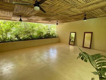 Depa 2 recs amueblado y decorado en Tulum: 2 albercas y áreas verdes.