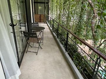 Depa 2 recs amueblado y decorado en Tulum: 2 albercas y áreas verdes.