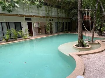 Depa 2 recs amueblado y decorado en Tulum: 2 albercas y áreas verdes.