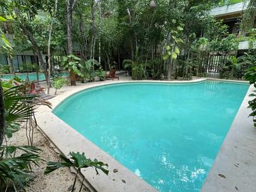 Depa 2 recs amueblado y decorado en Tulum: 2 albercas y áreas verdes.