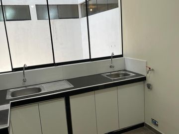 Amplio y Luminoso de 106 m2 en  2° Piso – 4 Dorm. Excelente Ubicación frente a parque!!
