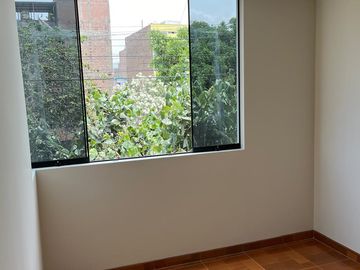 Amplio y Luminoso de 106 m2 en  2° Piso – 4 Dorm. Excelente Ubicación frente a parque!!