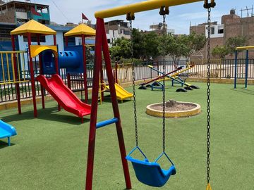 Amplio y Luminoso de 106 m2 en  2° Piso – 4 Dorm. Excelente Ubicación frente a parque!!