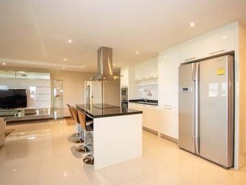 Hillside 4: 2 Bedrooms, 2 Bathrooms with City View Peaceful atmosphere, ideal for living, with a great location near all conveniences.