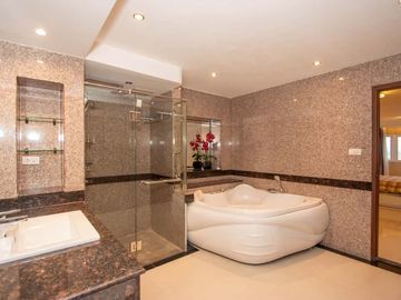 Hillside 4: 2 Bedrooms, 2 Bathrooms with City View Peaceful atmosphere, ideal for living, with a great location near all conveniences.