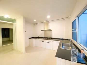 Corner Home Office for Sale with 8 Parking Spaces, Modern Design, and Swimming Pool in Thonglor