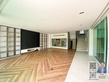 Corner Home Office for Sale with 8 Parking Spaces, Modern Design, and Swimming Pool in Thonglor