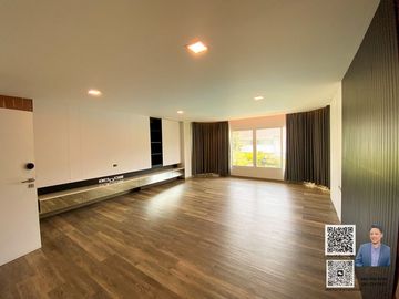 Corner Home Office for Sale with 8 Parking Spaces, Modern Design, and Swimming Pool in Thonglor