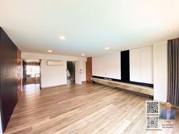 Corner Home Office for Sale with 8 Parking Spaces, Modern Design, and Swimming Pool in Thonglor