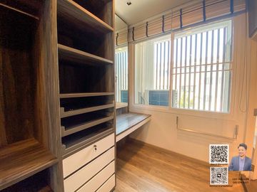 Corner Home Office for Sale with 8 Parking Spaces, Modern Design, and Swimming Pool in Thonglor