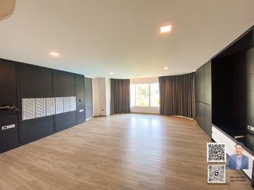 Corner Home Office for Sale with 8 Parking Spaces, Modern Design, and Swimming Pool in Thonglor