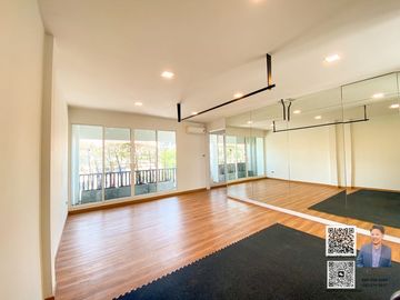 Corner Home Office for Sale with 8 Parking Spaces, Modern Design, and Swimming Pool in Thonglor