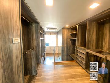 Corner Home Office for Sale with 8 Parking Spaces, Modern Design, and Swimming Pool in Thonglor