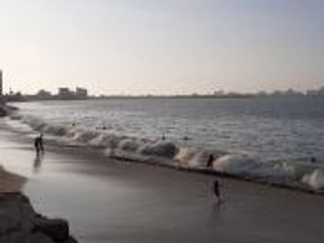 En Venta Casa con Jacuzzi Salinas Costa de Oro con calles asfaltadas