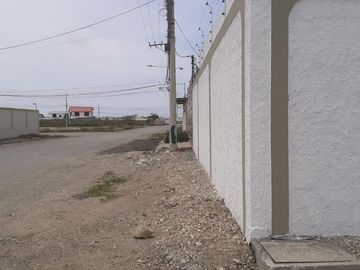 En Venta Casa con Jacuzzi Salinas Costa de Oro con calles asfaltadas