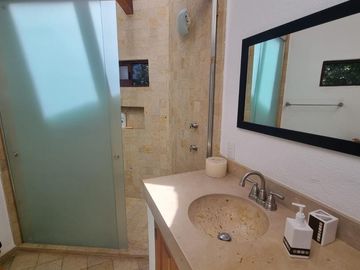CASA FUNCIONAL Y PRÁCTICA EN VENTA, CENTRO DE AVANDARO