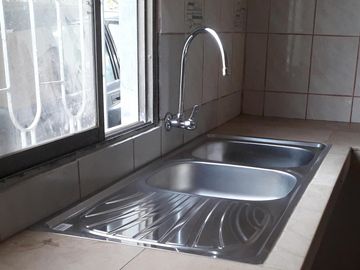 EN VENTA  CASA ESQUINERA CON DOS TERRENOS / SANTA ELENA