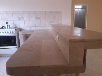 EN VENTA  CASA ESQUINERA CON DOS TERRENOS / SANTA ELENA