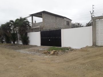 EN VENTA  CASA ESQUINERA CON DOS TERRENOS / SANTA ELENA