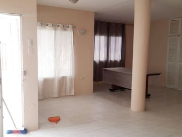 EN VENTA  CASA ESQUINERA CON DOS TERRENOS / SANTA ELENA