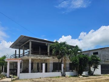 EN VENTA  CASA ESQUINERA CON DOS TERRENOS / SANTA ELENA